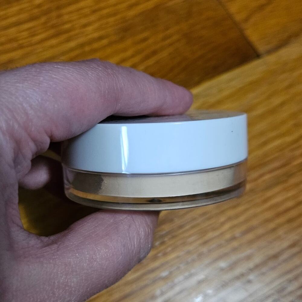 Rachel Couture Translucent Powder MEDIUM - Picture 3 of 5